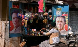 Des affiches de L'ancien Premier ministre pakistanais Imran Khan à Hyderabad, le 29 janvier 2024