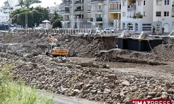 Les travaux de pose d'une passerelle pour les piétons entre les quais Est et Ouest de la rivière Saint-Denis (Photo Thomas Vitry)