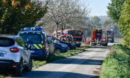 Gendarmes et pompiers sur le site d'un incendie à Bazens, dans le Lot-et-Garonne, le 17 novembre 2017