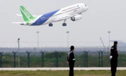 Décollage du C919 à l'aéroport Shanghai Pudong pour son vol inaugural, le 5 mai 2017
