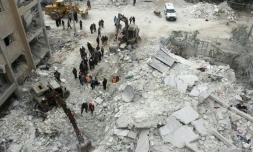 Des Casques blancs syriens recherchent des victimes dans les décombres d'un immeuble après un bombardement à Idleb, le 15 mars 2017