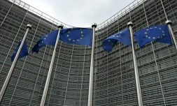 Les drapeaux de l'Union européenne, devant la Commission à Bruxelles, le 9 juin 2026