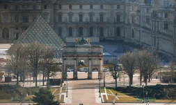 Photo de la pyramide du Louvre et de l'arc de triomphe du Carrousel le 3 février 2017 à Paris après l'attaque contre des militaires en faction par un homme armé d'une machette