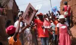 Cérémonie du "famadihana", ou du "retournement des morts", pièce essentielle du culte des ancêtres dans le village d'Ambohijafy, à Madagascar, le 23 septembre 2017