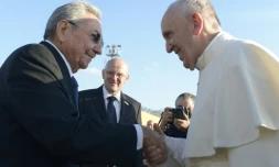 Photo fournie par l'Osservatore Romano (service de presse du Vatican), le 13 février 2016, montrant le pape François (D) serrer la main du président cubain Raul Castro à La Havane, le 12 février 2016