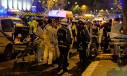 Des sauveteurs et des membres des forces de l'ordre Ă Paris, dans la nuit du 13 au 14 novembre 2015