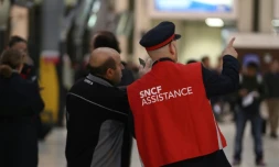 Un voyageur et un agent SNCF le 1er juin 2016 gare de Lyon à Paris