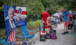 Des partisans de Donald Trump attendent près du Amway Center l'arrivée du président américain, le 17 juin 2019 à Orlando, en Floride