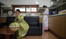 Des chamanes pratiquent des rituels le 8 novembre 2016, dans un centre chamanique à  Yangju, nord de Séoul