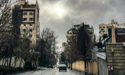 Une voiture dans une rue de Téhéran, le 8 mars 2026 