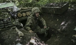 Un soldat émerge d'un abri sur la ligne de front, dans l'est de l'Ukraine, le 6 juin 2022