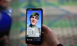 Une photo du jeune Irakien Mohammed Imad, publiée sur les réseaux sociaux aprÚs son départ pour se battre dans l'armée russe en Ukraine, visible sur un téléphone portable au domicile familial à Musayab, au sud de Bagdad, le 10 septembre 2025