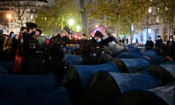 Les forces de l'ordre évacuent un camp de migrants dans le centre de Paris, le 23 novembre 2020