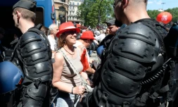Des policiers contrôlent des manifestants venus participer au défilé contre la loi travail, à Paris à 23 juin 2016