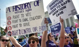 Des militants pour l'avortement rassemblés devant la Cour suprême, le 27 juin 2021 à Washington