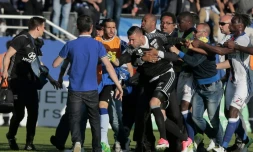 Le portier Anthony lyonnais Lopes est retenu par des membres de la sécurité lors d'échauffourées à Bastia, le 16 avril 2017