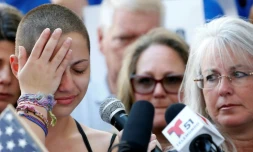 Emma Gonzalez, élève du lycée de Floride frappé par le tuerie, pendant son discours interpellant Donald Trump lors d'un rassemblement contre les armes à Fort Lauderdale le 17 février 2018 