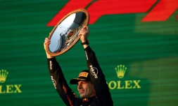 Le pilote néerlandais de Red Bull, Max Verstappen, célèbre sa victoire au GP d'Australie sur le podium, à Melbourne, le 2 avril 2023