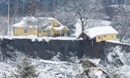 Une maison en équilibre à Ask dans la région de Gjerdrum, après un glissement de terrain, le 1er janvier 2021