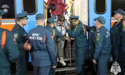 Cette photographie diffusée par le service de presse du ministÚre russe des Situations d'urgence montre des personnes évacuées des zones frontaliÚres de la région de Koursk, le 9 août 2024