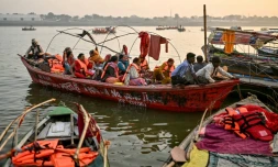 Des pèlerins hindous à bord d'une barque en bois lors du pèlerinage de la Kumbh Mela à Prayagraj, le 31 janvier 2025 en Inde