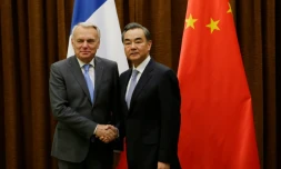 Le ministre des Affaires étrangÚres français Jean-Marc Ayrault (g) et son homologue chinois Wang Yi lors d'une rencontre au ministÚre des Affaires étrangÚres à Pékin le 16 mai 2016