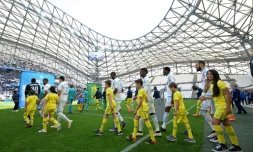 Les joueurs marseillais entrent sur la pelouse du stade Vélodrome avant d'affronter Nantes en Ligue 1, le 24 avril 2016