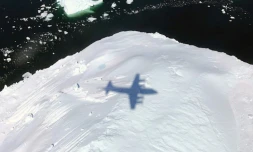 Un avion P-3 de la Nasa mesure l'épaisseur d'un iceberg dans l'Arctique, le 10 mai 2017