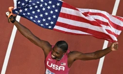 L'Américain Noah Lyles célÚbre sa victoire en finale du 100 m masculin lors des Championnats du monde d'athlétisme au Centre national d'athlétisme de Budapest, le 20 août 2023