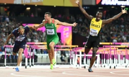 Le Jamaïcain Omar McLeod (d), en liesse après avoir remporté le titre au 110 m haies aux Mondiaux d'athlétisme, le 7 août 2017 à Londres