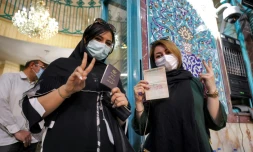 Photo prise le 18 juin 2021 montrant des Iraniennes qui viennent de voter à l'élection présidentielle dans la capitale Téhéran