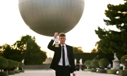 L'extinction de la vasque olympique par le nageur français Léon Marchand, quadruple médaillé d'or, au jardin des Tuileries à Paris le 11 août 2024