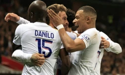 Sergio Ramos (au centre) est félicité par ses coéquipiers après son but, le 2e du PSG à Nice, le 8 avril 2023 