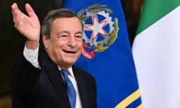 En 2021-2022, l'ancien prĂ©sident de la Banque centrale europĂ©enne Mario Draghi, appelĂ© Ă la rescousse pour sortir le pays du marasme, fut Ă la tĂȘte d'une coalition qui rassembla des partis de l'extrĂȘme droite (Ă l'exception des FrĂšres d'Italie) Ă la gauche