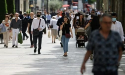 Des piétons sur les Champs-Elysées à Paris, le 17 juin 2021