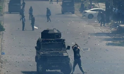 Un partisan de l'ex-Premier ministre pakistanais Imran Khan, placé en détention provisoire, frappe un véhicule blindé de la police à coups de bâton dans la capitale Islamabad, le 10 mai 2023