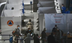 Des voyageurs passent un test de détection du Covid avant d'embarquer, le 1er février 2021 à Roissy
