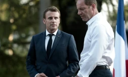 Le chef de l'Etat Emmanuel Macron (g) et le directeur du Tour de France Christian Prudhomme lors de la cérémonie pour le 100e anniversaire de la Grande Boucle, le 19 juillet 2019 à Pau