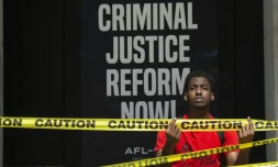 Moah Pollas, pose devant une pancarte peinte prÚs du parc Lafayette, à proximité de la Maison Blanche, à Washington, le 5 juin 2020