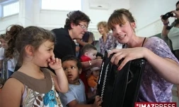 Vendredi 7 août 2009

Zaza Fournier, artiste invités au Sakifo, à la rencontre des enfants de la crèche Marmaillons à Saint-Pierre