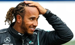 Le septuple champion du monde de Formule 1, le Britannique Lewis Hamilton, aprĂšs avoir obtenu la 99e pole position de sa carriĂšre lors des qualifications pour le Grand Prix d'Emilie-Romagne, le 17 avril 2021 sur le circuit international Enzo e Dino Ferrari Ă Imola