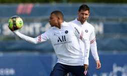 Les joueurs du Paris Saint-Germain, le Français Kylian Mbappé (gauche) et l'Argentin Lionel Messi (derrière), prennent part le 28 août 2021 à un entraînement au Camp des Loges, à Saint-Germain-en-Laye