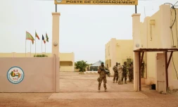 Un soldat malien devant le QG de la force conjointe du G5 Sahel à Sévaré, dans le centre du Mali, le 30 mai 2018