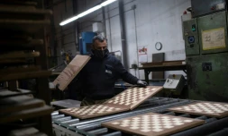 Un employé de l'usine Rechapados Ferrer vérifie la finition des échiquiers, le 5 mars 2021 à La Garriga, prÚs de Barcelone