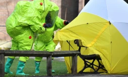 Des membres des services de sécrurité en combinaison opèrent le 8 mars 2018 sur le banc où ont été retrouvés insconscients Sergei Skripal et sa fille Yulia