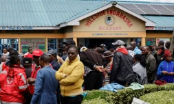 Des parents et des membres de la communauté rassemblés devant l'Académie Hillside Endarasha du comté de Nyeri, après un incendie qui a tué 17 enfants, le 6 septembre 2024 au Kenya