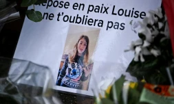 Une photo de Louise, entourée de fleurs,  devant son collège d'Epinay-sur-Orge, le 8 février 2025 dans l'Essonne