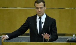 Le Premier ministre russe Dimitri Medvedev le 12 avril 2015 devant la Douma à Moscou 