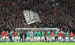 Les joueurs de l'équipe de Hongrie devant leurs supporters après le match des qualifications pour le Mondial-2022 contre l'Angleterre le 2 septembre 2021 à  Budapest