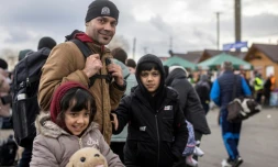 L'Afghan Ajmal Rahmani et ses enfants arrivés en Pologne à pieds à Medyka, avec d'autres réfugiés de pays différents, aprÚs avoir fui les combats en Ukraine, le 27 février 2022